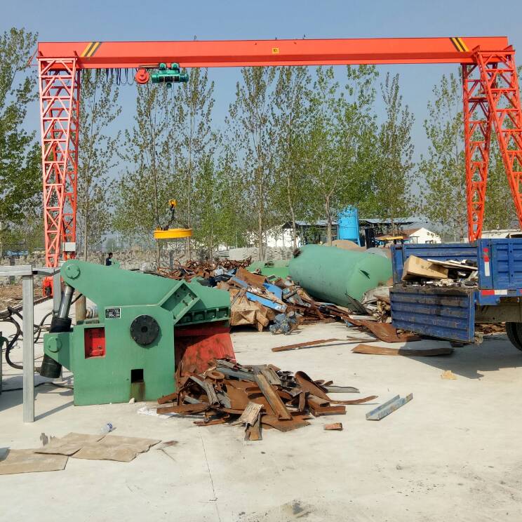 废铁龙门吊