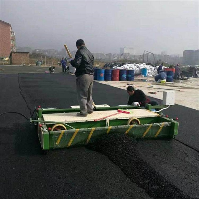 塑胶跑道摊铺机01